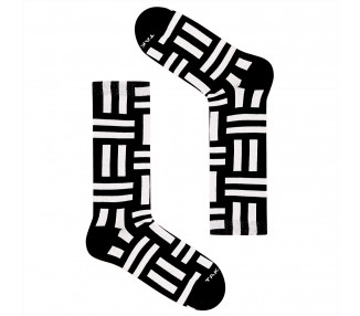 Schwarz-weiße Socken von Zawisza 80m9 mit vertikalen und horizontalen Streifen. Takapara