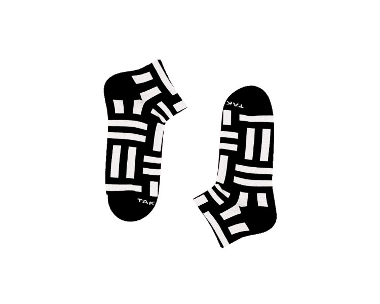 Schwarz-weiße Sneakersocken von Zawisza 80m9 mit vertikalen und horizontalen Streifen. Takapara