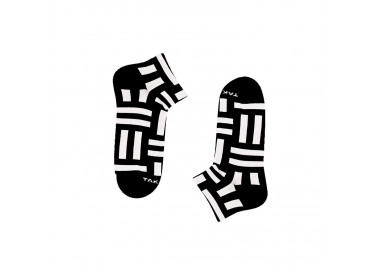Schwarz-weiße Sneakersocken von Zawisza 80m9 mit vertikalen und horizontalen Streifen. Takapara