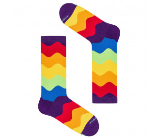 Bunte Socken Tylna 99m4 mit regenbogenfarbenen Wellen. Takapara