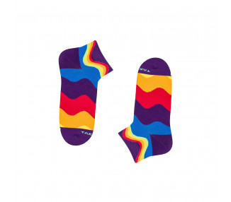 Chaussettes baskets colorées Tylna 99m4 avec des vagues aux couleurs de l'arc-en-ciel. Takapara