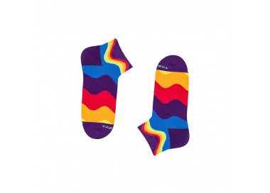 Chaussettes baskets colorées Tylna 99m4 avec des vagues aux couleurs de l'arc-en-ciel. Takapara