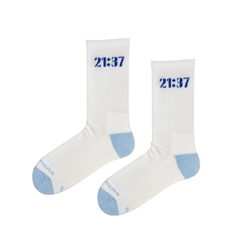 🕘 Białe skarpetki z napisem 21:37 – memiczny hit od Takapara 🧦