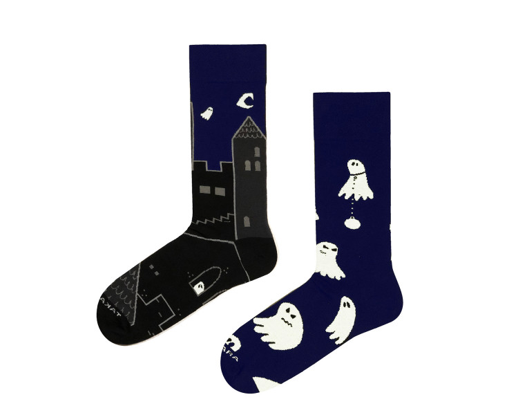 Spukschloss und fliegende Geister auf marineblauen Socken von Takapara