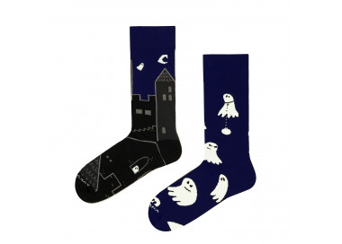 Spukschloss und fliegende Geister auf marineblauen Socken von Takapara